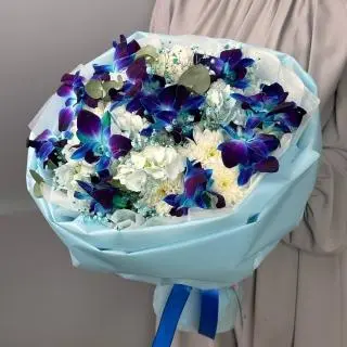 Яркий букет с орхидеями 